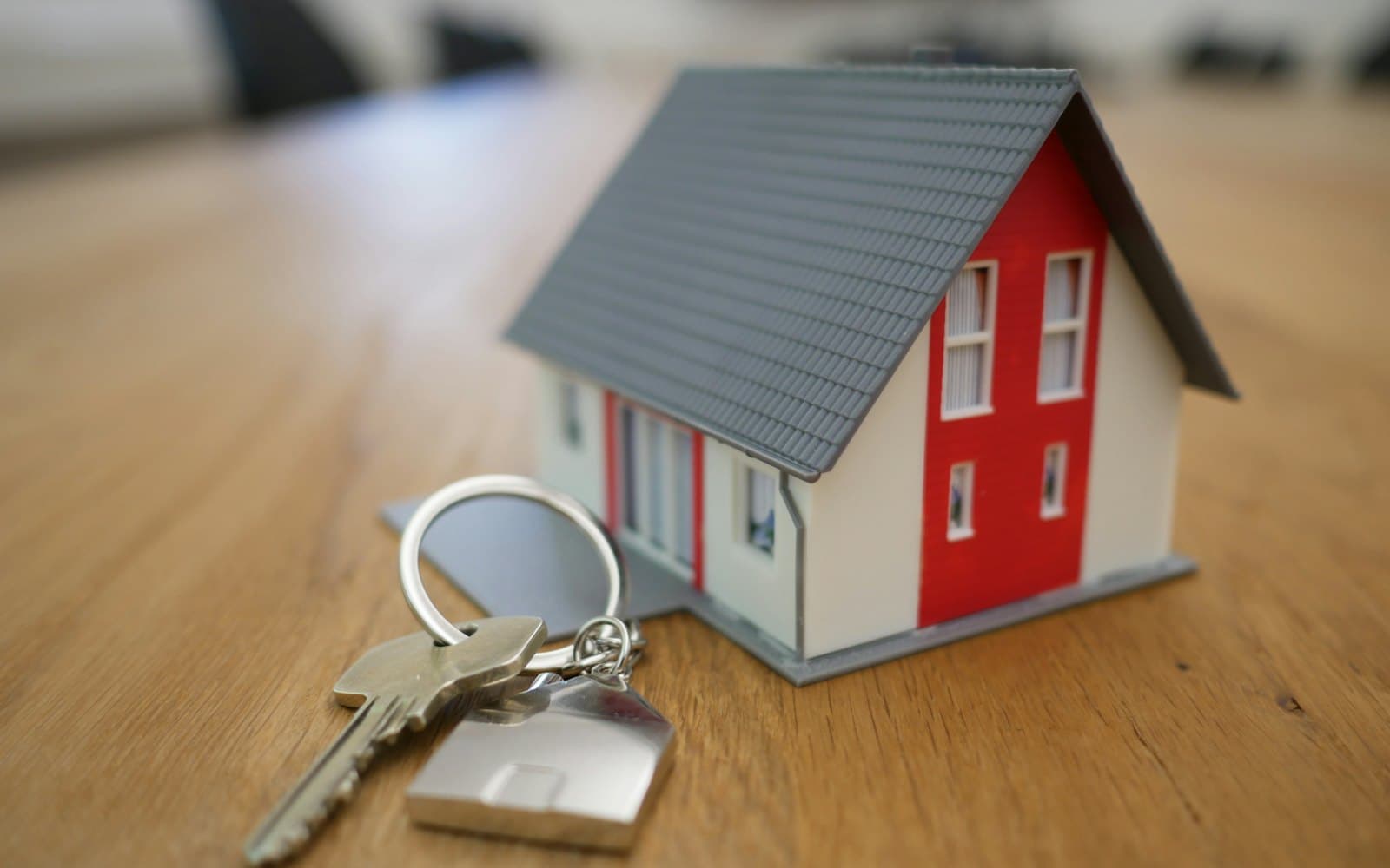 Chei și o căsuță — vânzare imobiliară