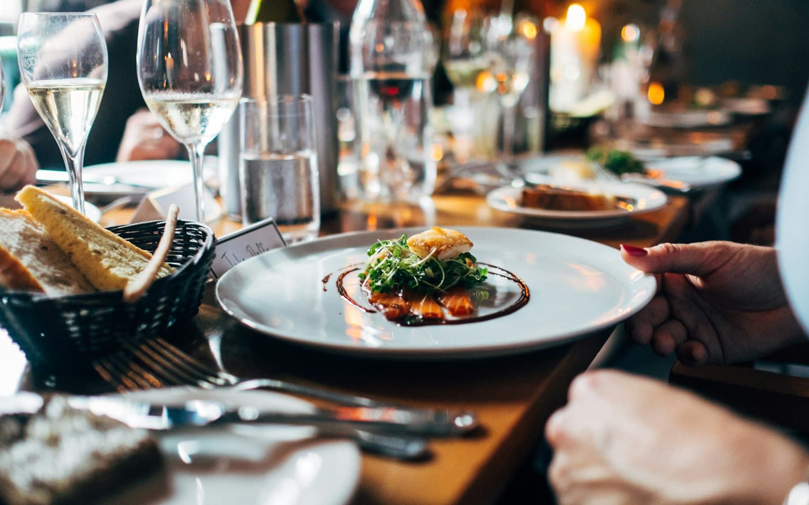Farfurie servită într-un restaurant